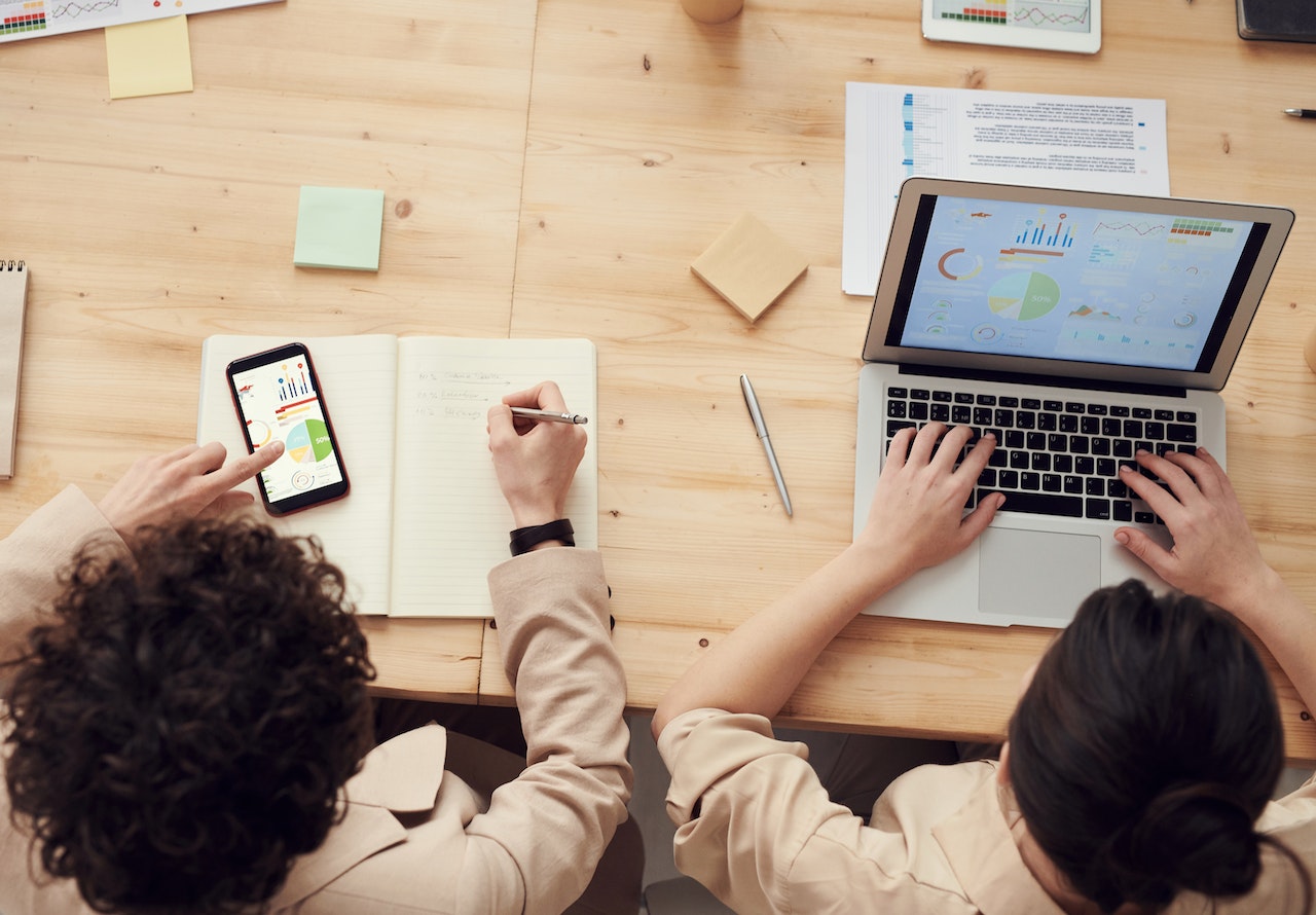 Top Strategies for Building a Hybrid Workforce Overseas